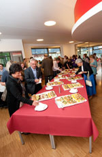 Menschen am Buffet